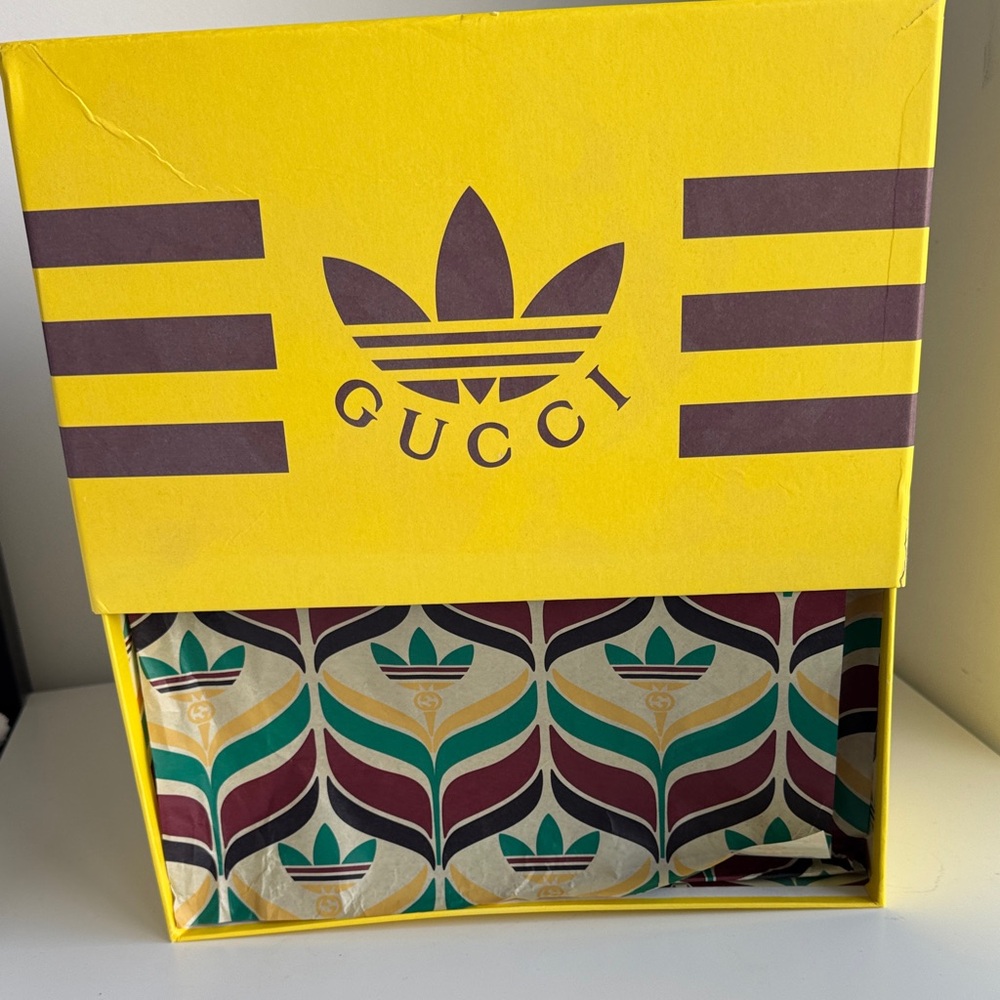 Gucci collaboration with Adidas gazelle sneakers
Special edition (Gold) - Picture 4 of 16